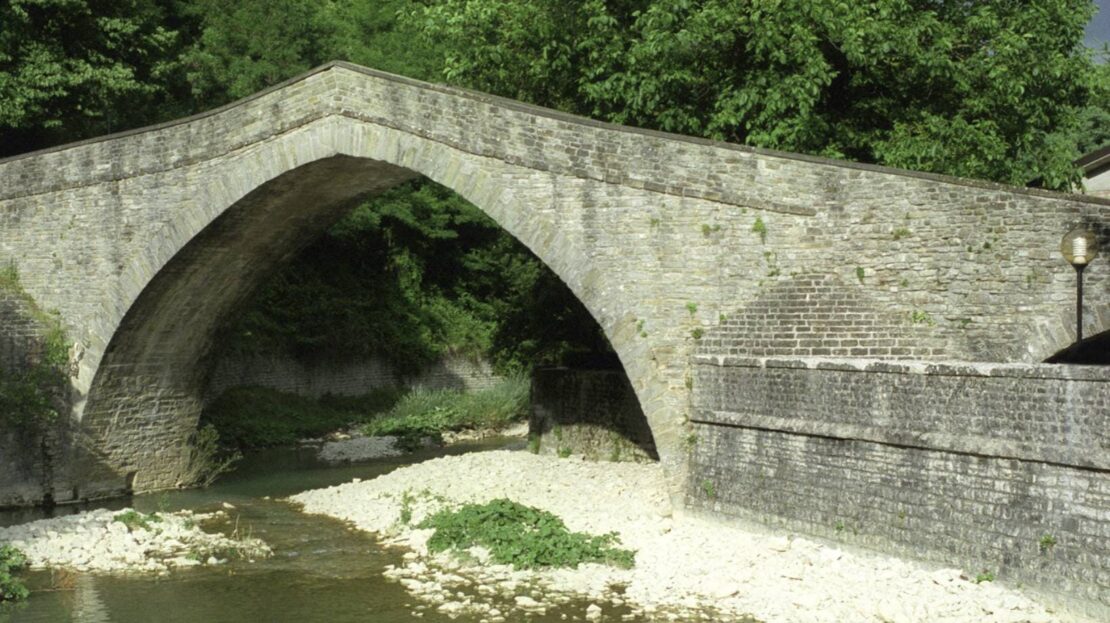 Ponte medievale a schiena d'asino