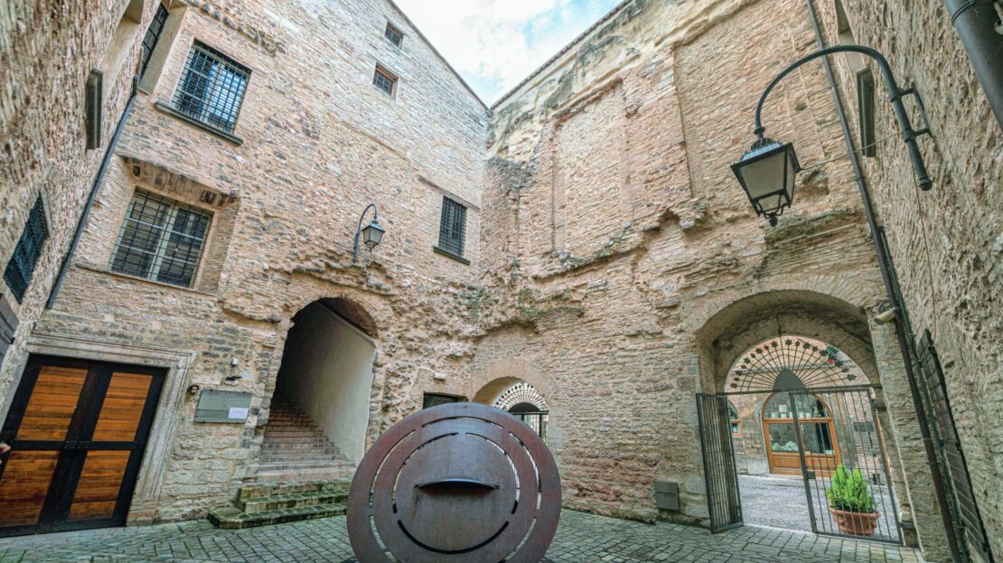 cortile Palazzo Pubblico - Cagli