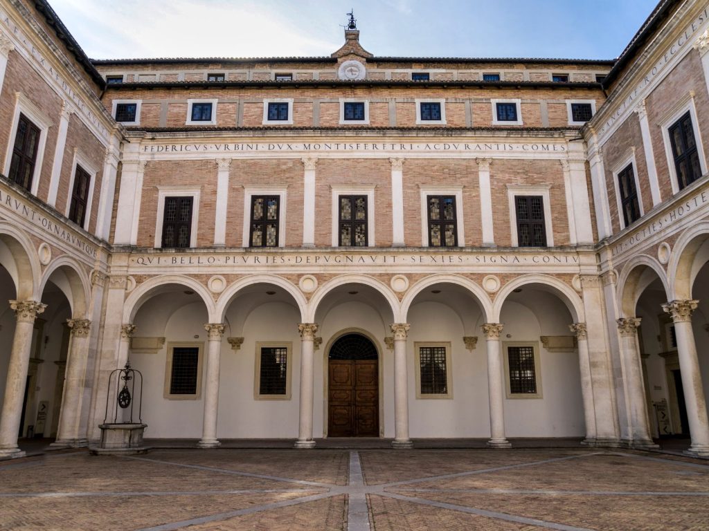 Corte d'onore Palazzo Ducale - Urbino - Itinerario della bellezza