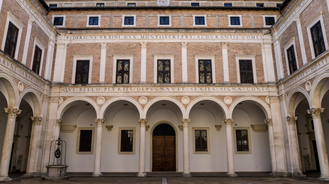 Corte d'onore Palazzo Ducale - Urbino - Itinerario della bellezza
