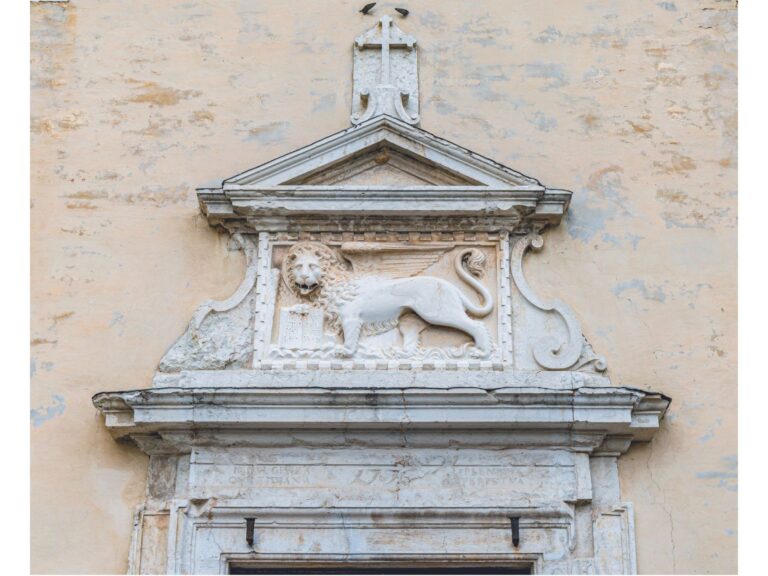 Dettaglio timpano con Leone Chiesa di San Marco - Mombaroccio - Itinerarario della Bellezza