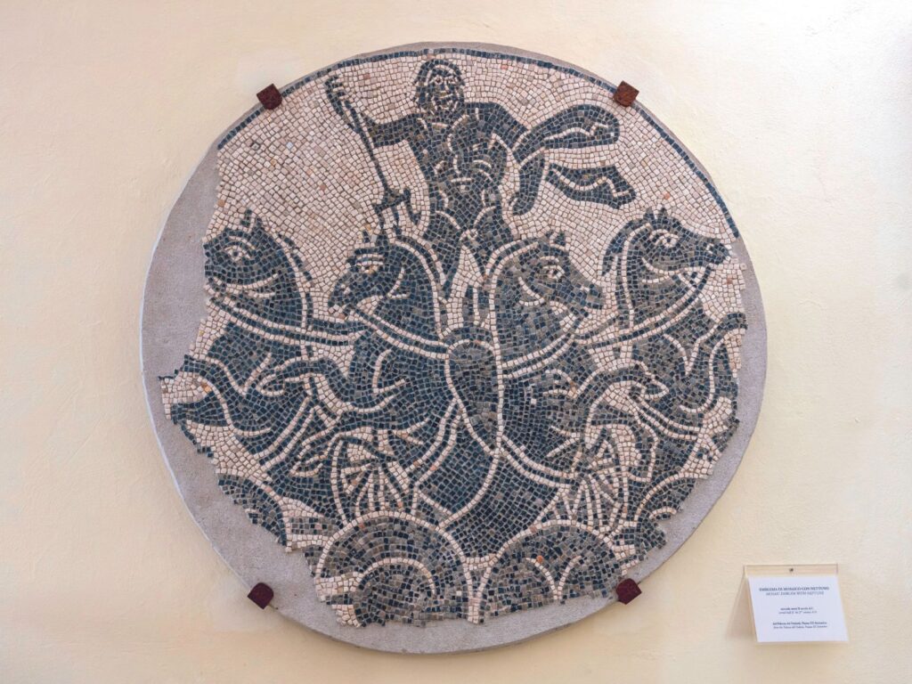 Emblemadi mosaico con Nettuno, sezione archeologica Palazzo Malatestiano - Fano -Itinerario della bellezza