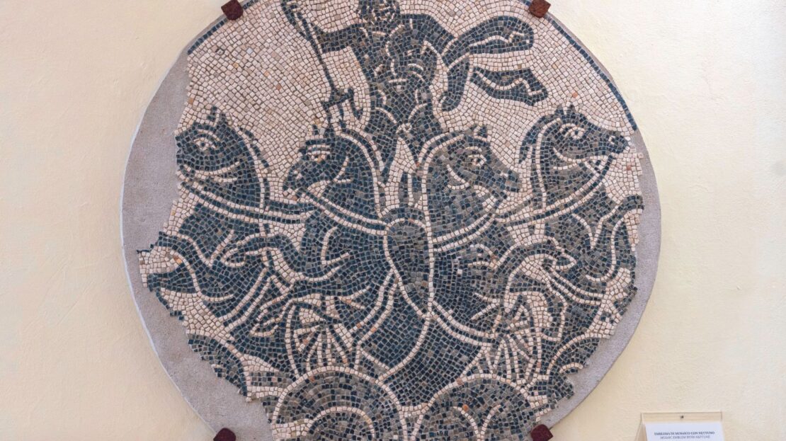 Emblemadi mosaico con Nettuno, sezione archeologica Palazzo Malatestiano - Fano -Itinerario della bellezza
