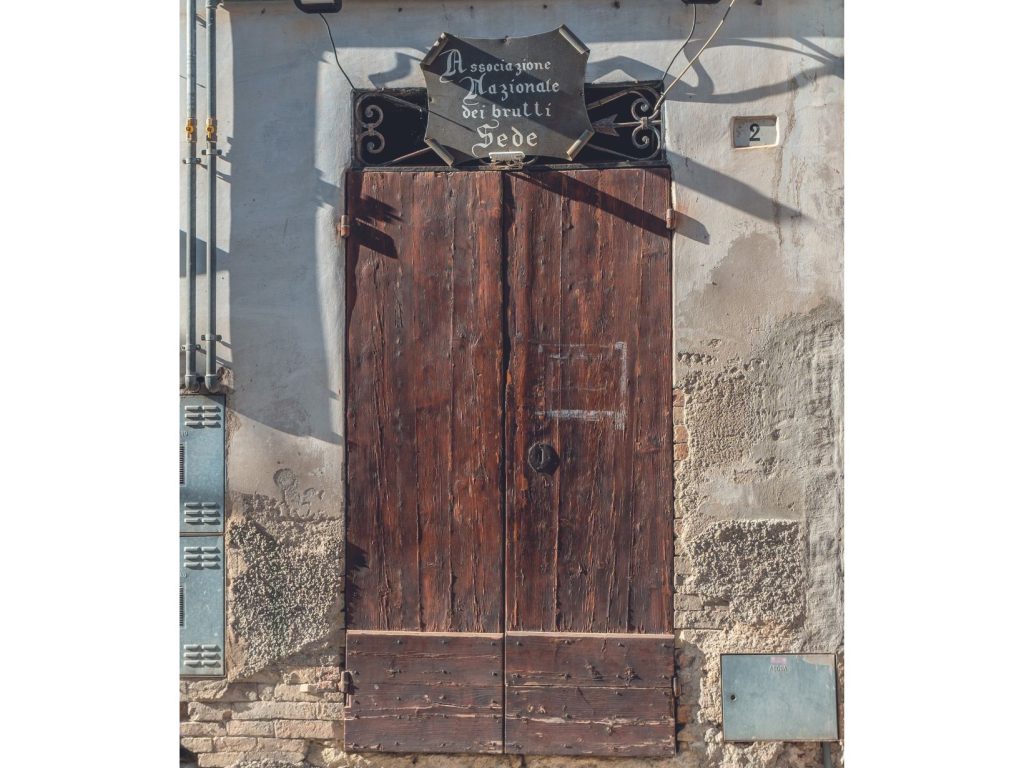 Ingresso club dei brutti - Piobbico - Itinerario della bellezza