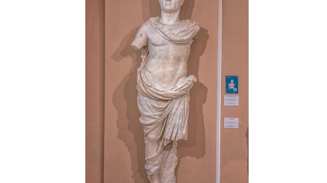 Statua in marmo imperatore Claudio, sezione archeologica Palazzo Malatestiano - Fano - Itinerari della Bellezza