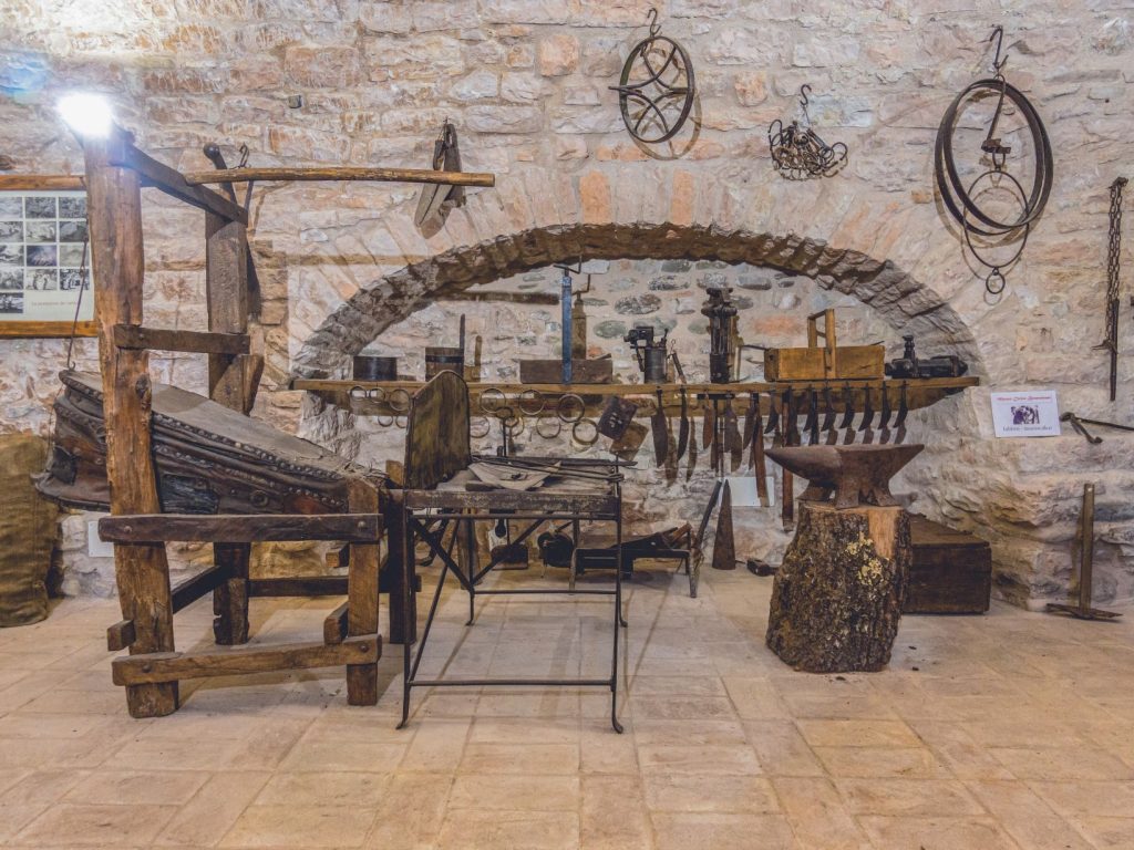Vecchi attrezzi del maniscalco e fabbro - Piobbico - Itinerario della bellezza