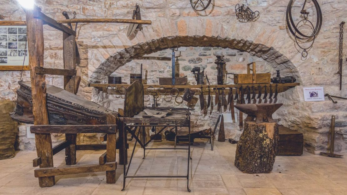 Vecchi attrezzi del maniscalco e fabbro - Piobbico - Itinerario della bellezza