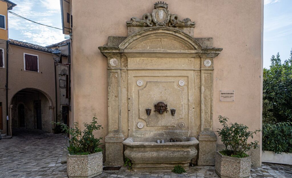 Monte Grimano Terme - Fontana centro storico