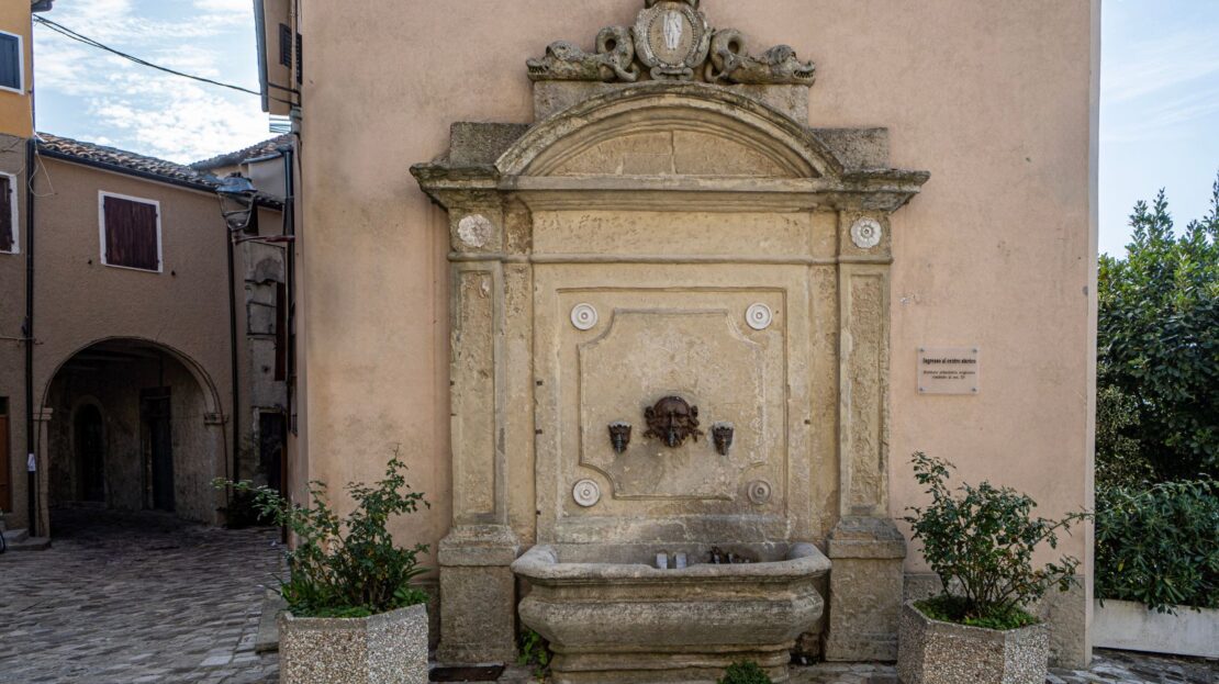 Monte Grimano Terme - Fontana centro storico