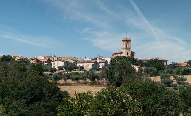 San Costanzo - Veduta del borgo